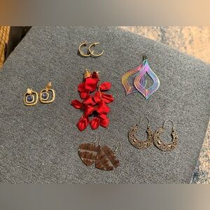Mixed lot of 6 pairs of earrings. Never worn.